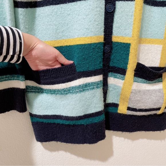 1901 Abstract Pattern Cardigan 🔲🤍🌾 - Picture 6 of 7